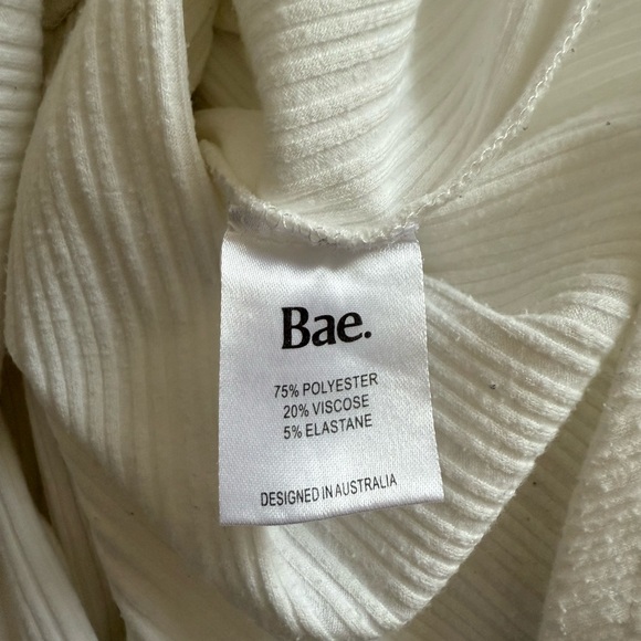 * SOLD LOCALLY* Bae the Label tee henley xs maternity/nursing top - Picture 4 of 4